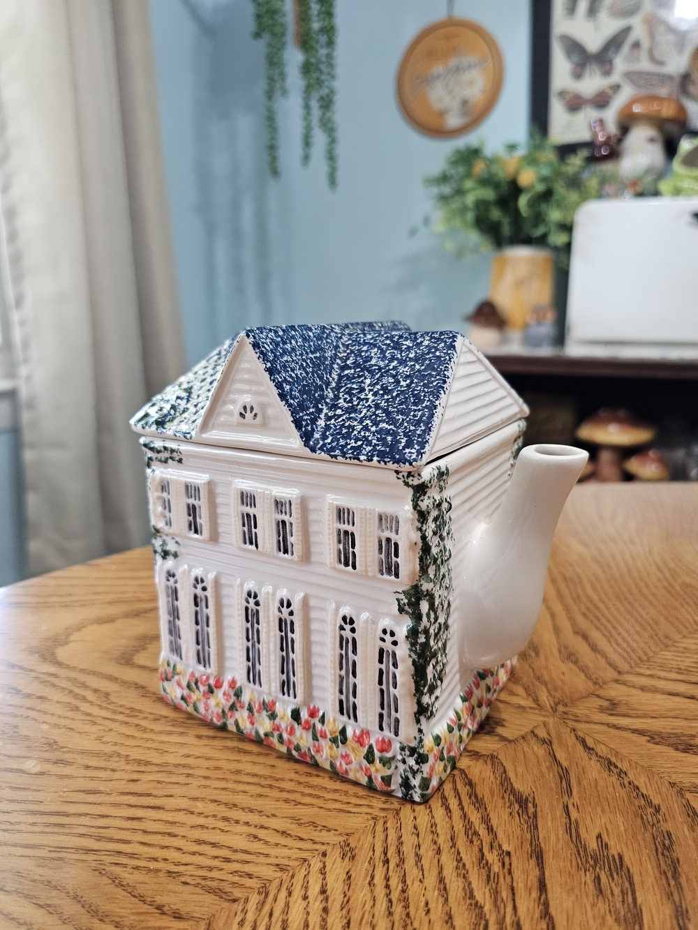 Vintage Ceramic Inspirado Honeymoon Hotel Blue Roof Flowers Cottagecore Teapot - Picture 5 of 10